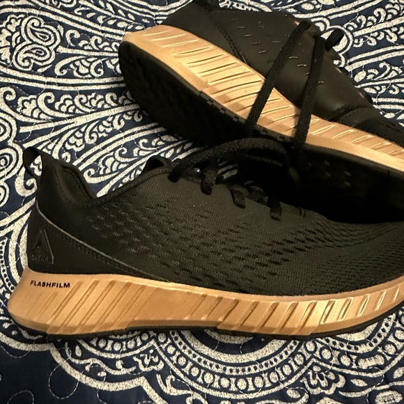 Reebok Flash Film Woman’s Size 7 Sneaker never been worn - Picture 2 of 13